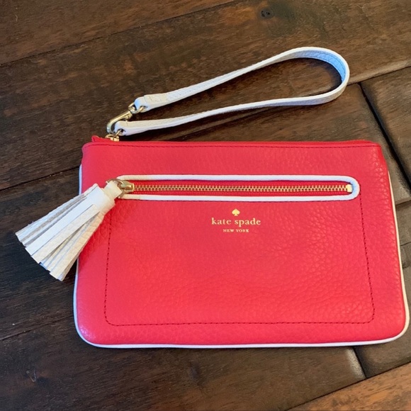 kate spade Handbags - Adorable leather Kate spade wristlet